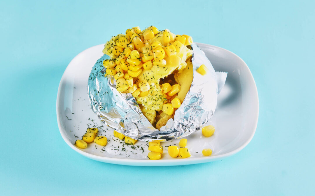 BAKTPOTET med skinke/kylling/99,- med reker/119,- med salat/+20,-  Ost, mais med kryddersmør.