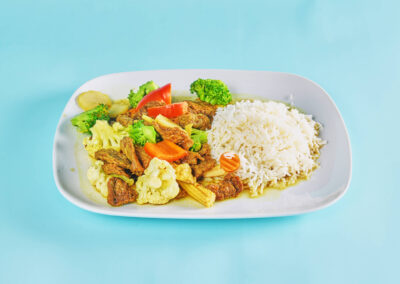 BIFF I KARRI SAUS /189,-  med ferke grønnsaker og karri saus.