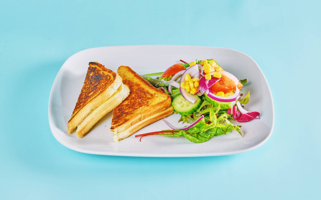 TOAST /79,-   med ost, skinke og salat