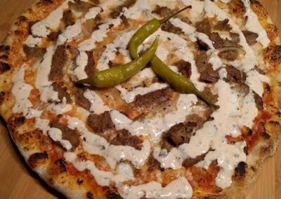 KEBAB PIZZA Med/149,- Stor/199,-  Ost, kebabkjøtt, mais, løk og, paprika,løk og tomat.