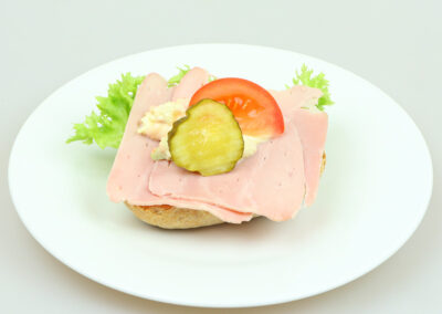 Rundstykke med skinke /49,-
