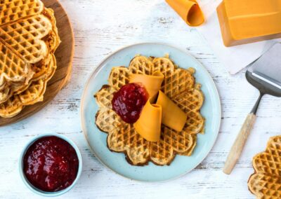 Smør, syltetøy, brunnost, rømme /5,-